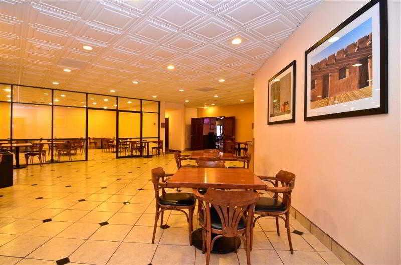Clarion Inn & Suites Розуэлл Экстерьер фото