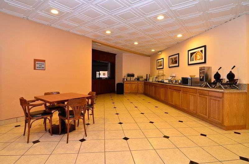 Clarion Inn & Suites Розуэлл Экстерьер фото