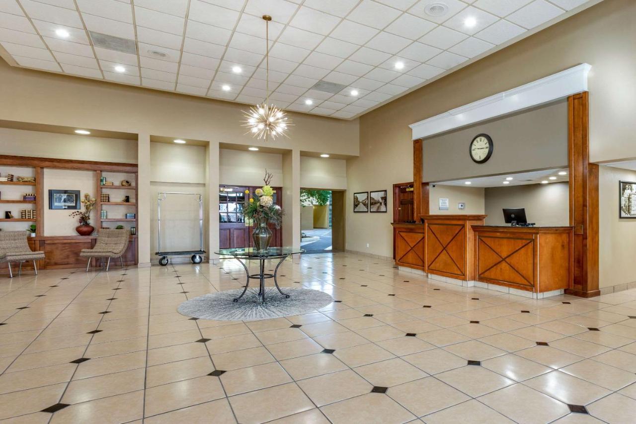 Clarion Inn & Suites Розуэлл Экстерьер фото