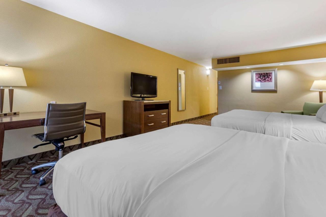 Clarion Inn & Suites Розуэлл Экстерьер фото