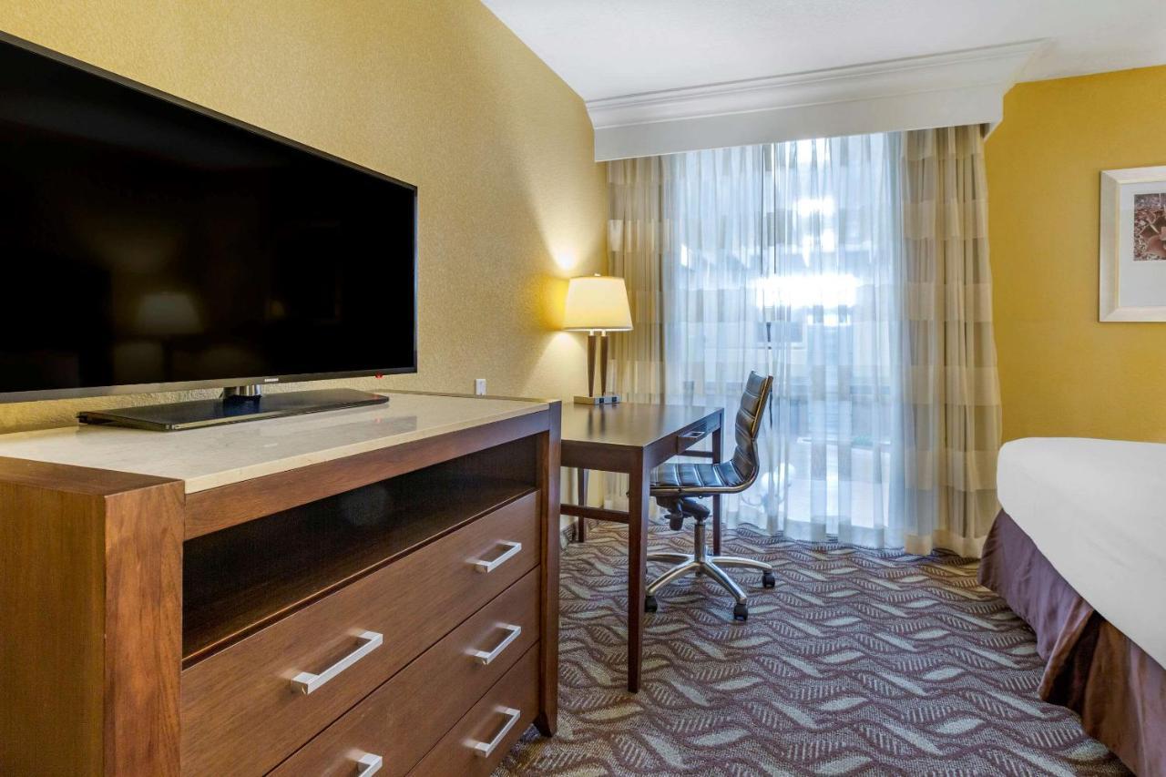 Clarion Inn & Suites Розуэлл Экстерьер фото