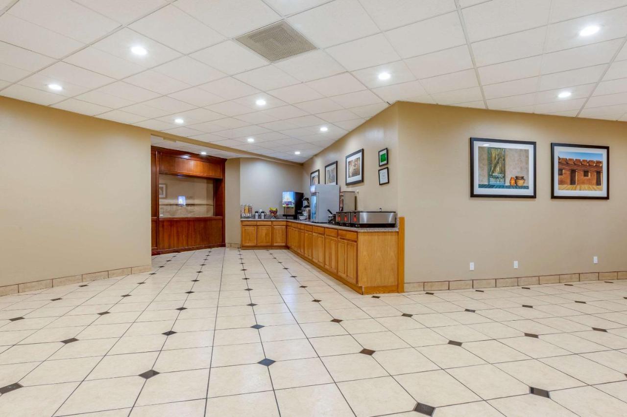 Clarion Inn & Suites Розуэлл Экстерьер фото