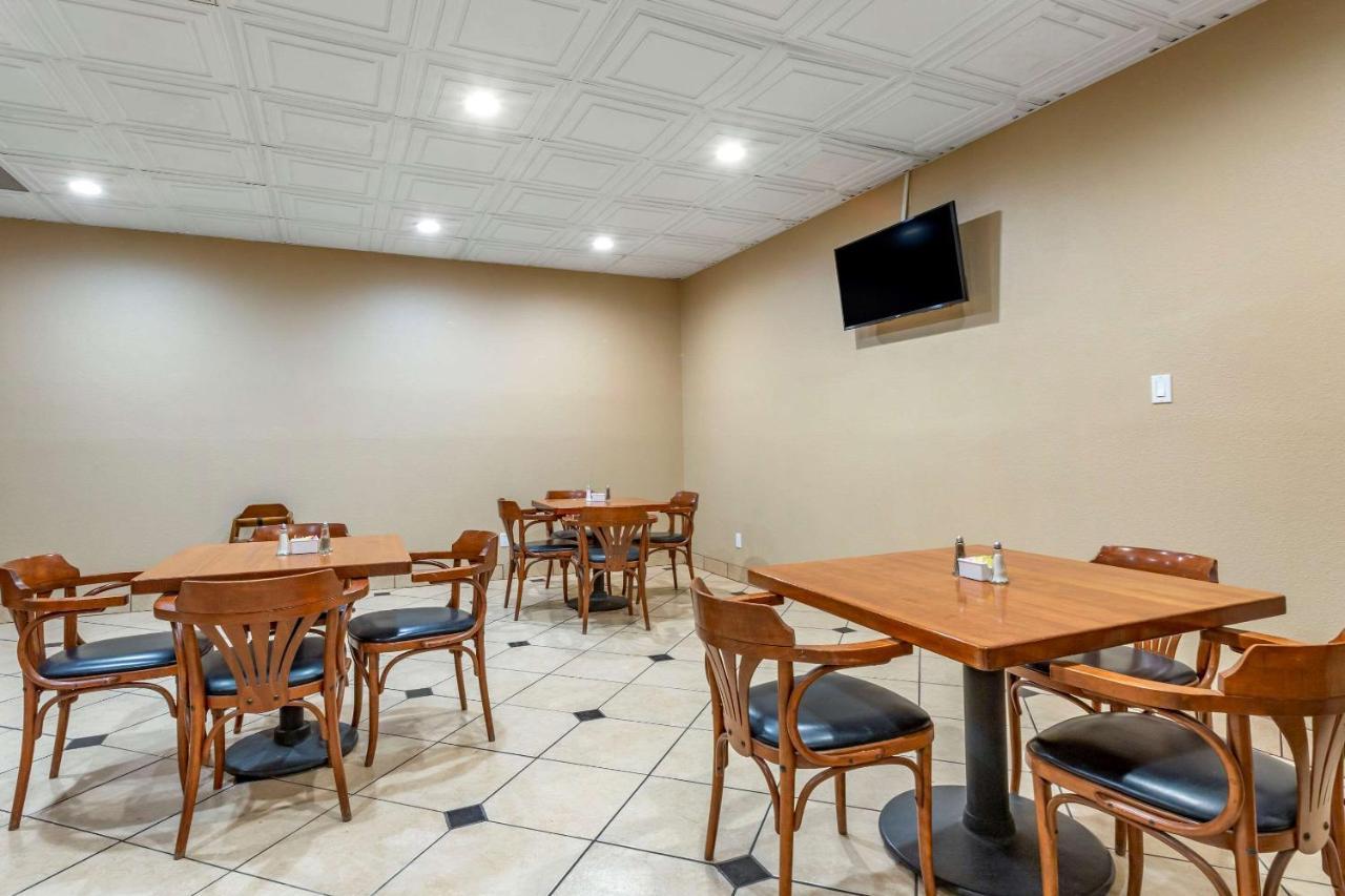 Clarion Inn & Suites Розуэлл Экстерьер фото