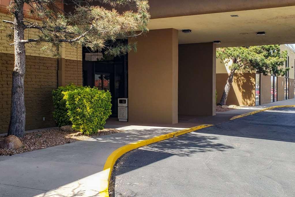 Clarion Inn & Suites Розуэлл Экстерьер фото