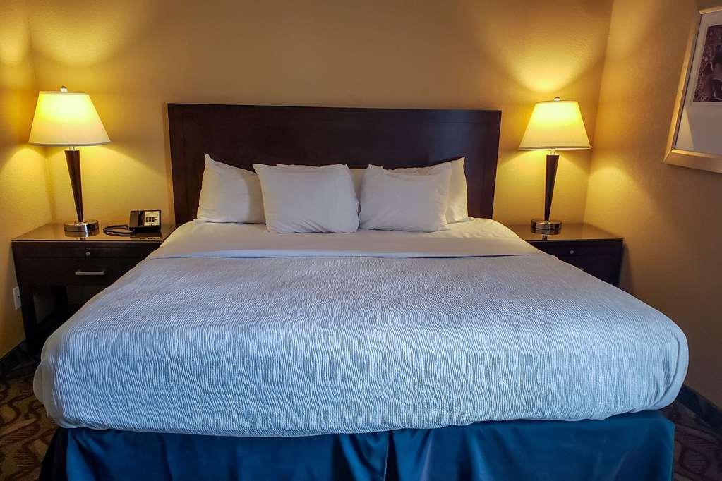 Clarion Inn & Suites Розуэлл Номер фото