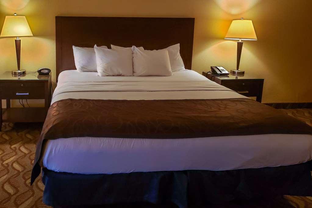 Clarion Inn & Suites Розуэлл Номер фото