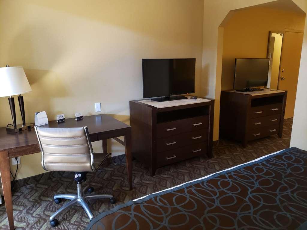 Clarion Inn & Suites Розуэлл Номер фото